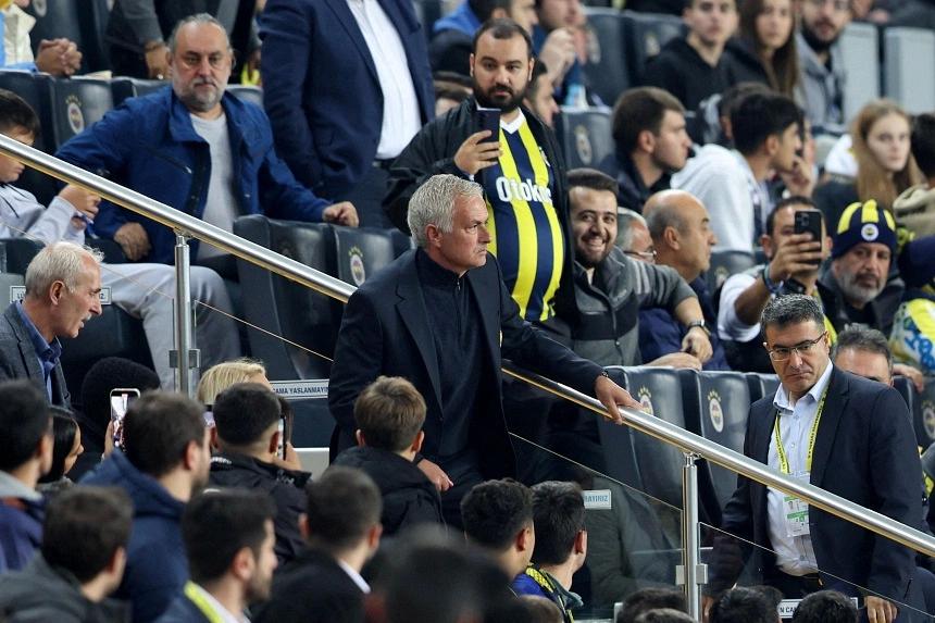 Fenerbahce coach Jose Mourinho resorts to familiar tactics in Man United draw